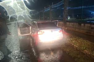 Carro roubado utilizados pelos criminosos (Foto: Reprodução)