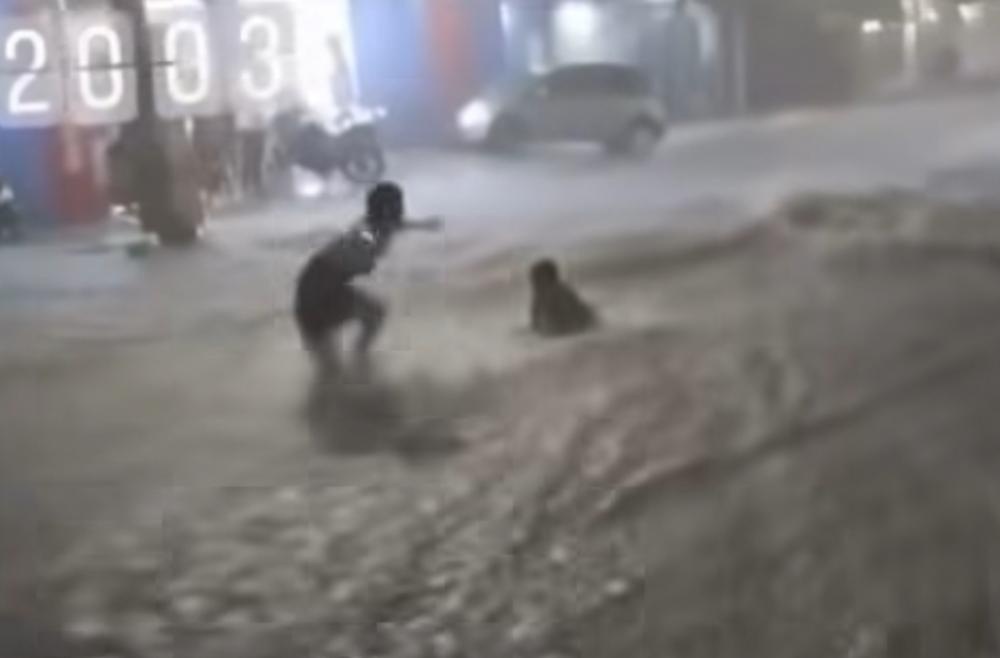 Correnteza carrega criança e mulher no bairro Promorar
