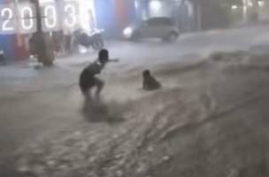 Correnteza carrega criança e mulher no bairro Promorar (Foto: Reprodução)