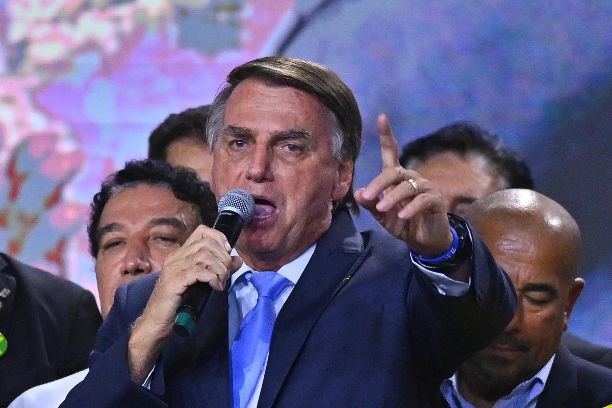 Declarações recentes de Bolsonaro indicam que ele pretende fugir do país caso haja uma ordem de prisão
