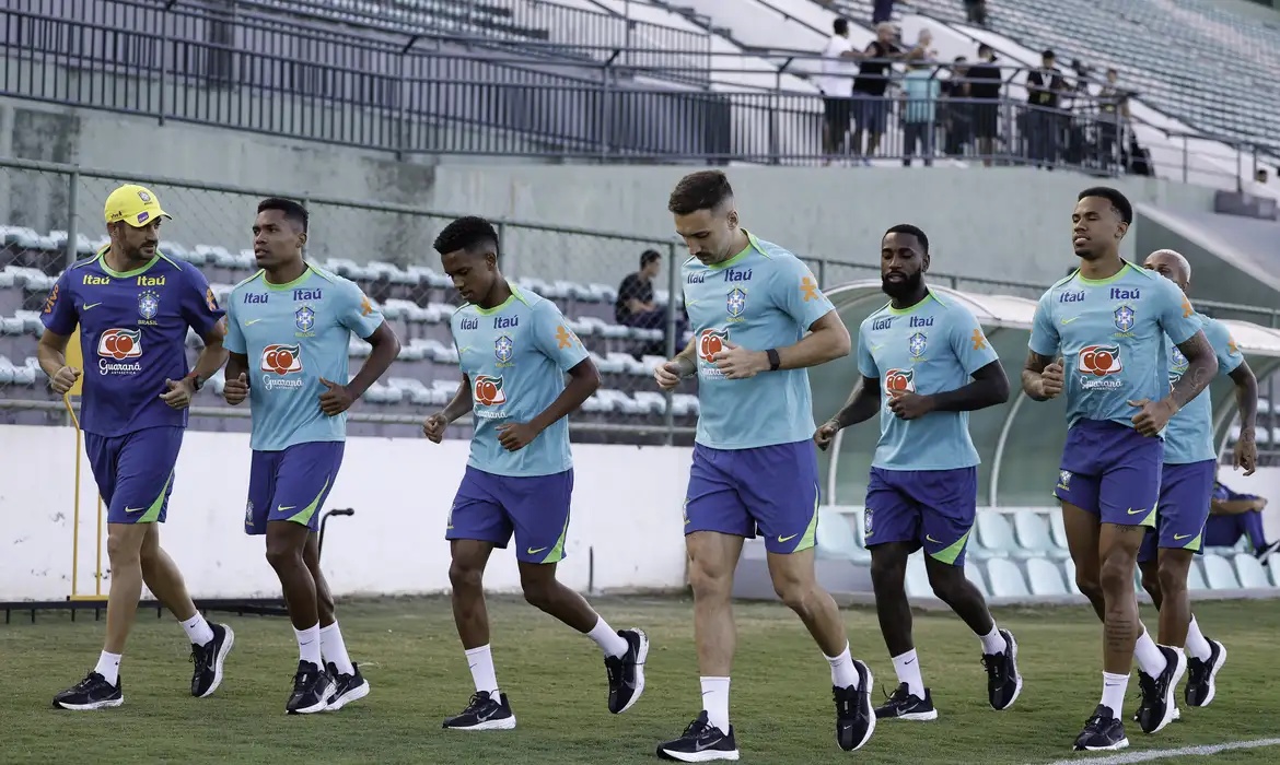 Dorival comanda primeiro treino com grupo completo