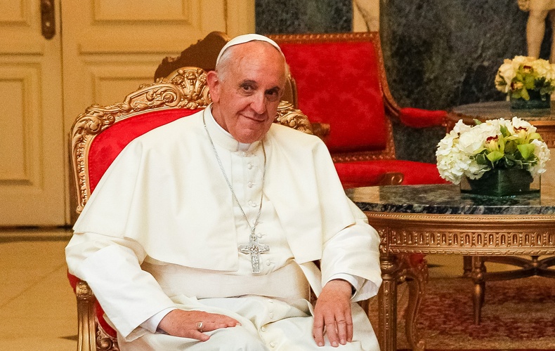 em piora no quadro respiratório e está em ventilação mecânica, diz Vaticano