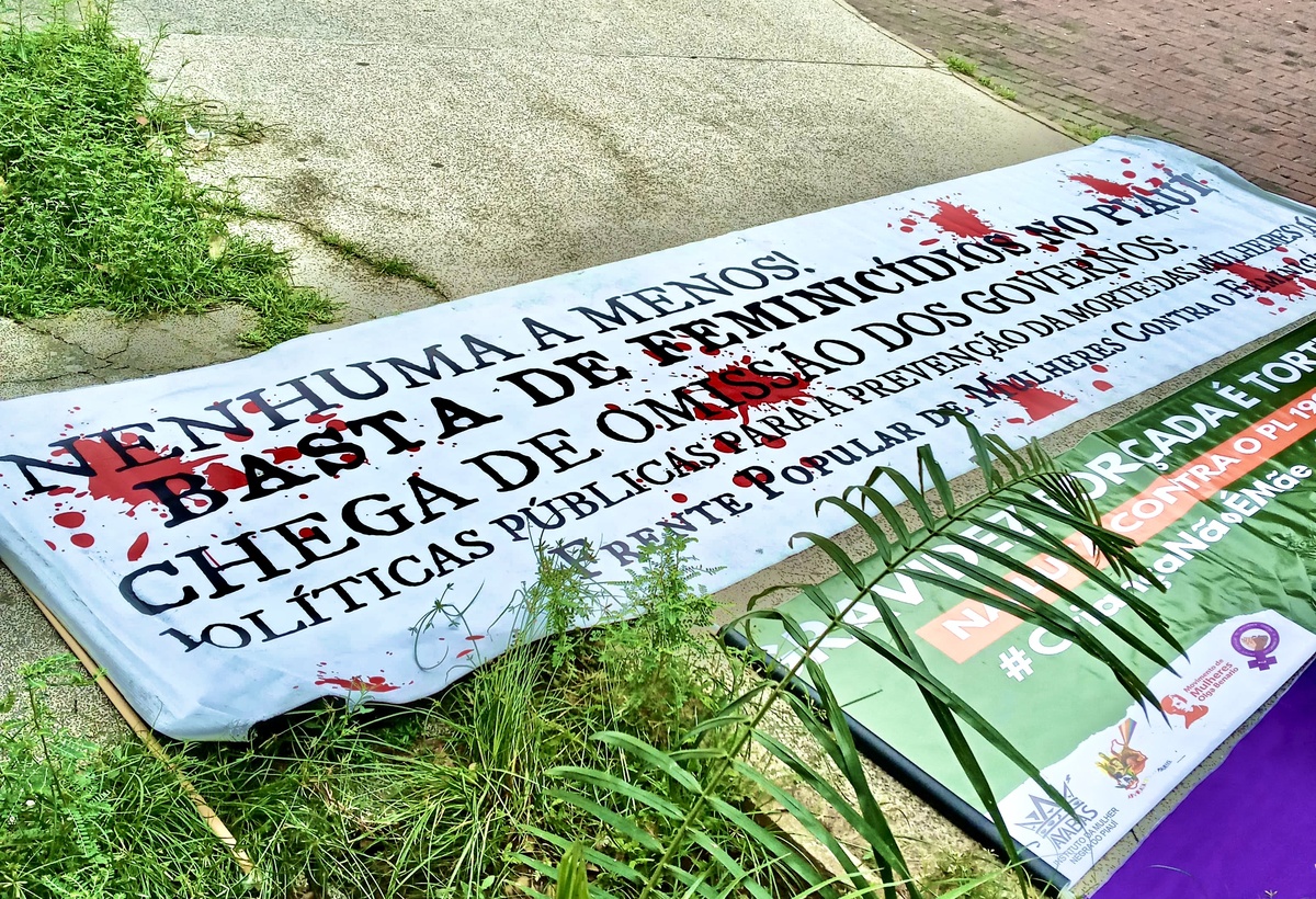 Faixa pede o fim do feminicídio no Piauí, na praça Rio Branco