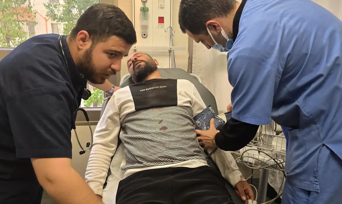 Hamdan Ballal sendo socorrido após ser liberado