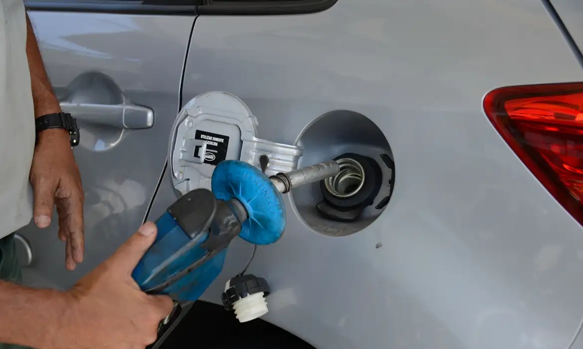Inalação do vapor de gasolina causa câncer e ameaça frentistas