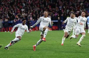 Jogadores do Real Madrid comemoram classificação às quartas de final da Champions (Foto: Thomas Coex/AFP)