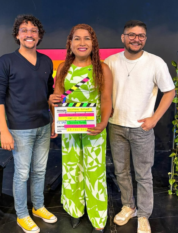 Leandro Soares (à esquerda) e Marcos Antonio (à direita), juntamente com Joseane Borges, diretora de Promoção da Cidadania LGBTQIA+ do Governo do Piauí.