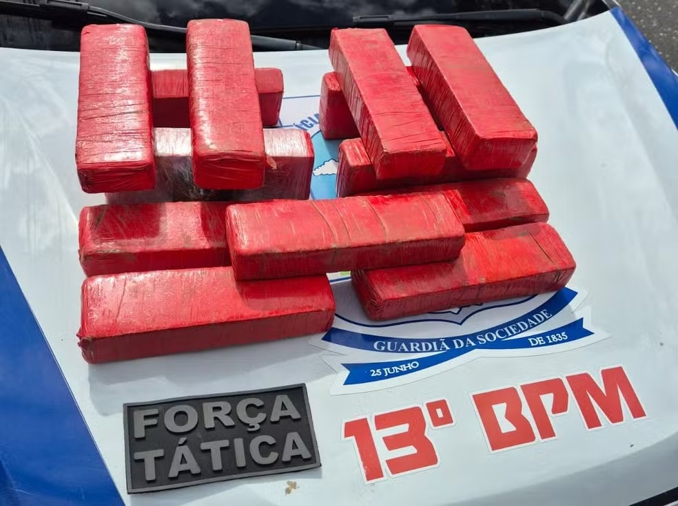 Material ilícito apreendido durante a abordagem dos policiais