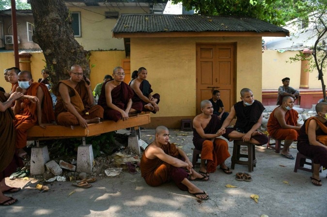 Monges birmaneses acompanham buscas em templo de Mandalay.