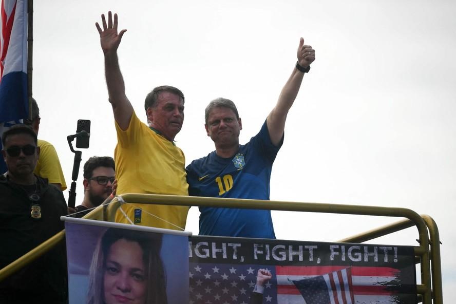 O governador Tarcísio de Freitas (Republicanos) ao lado do ex-presidente Jair Bolsonaro (PL) em ato em Copacabana.