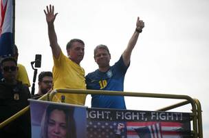 O governador Tarcísio de Freitas (Republicanos) ao lado do ex-presidente Jair Bolsonaro (PL) em ato em Copacabana. (Foto: Mauro Pimentel/AFP)