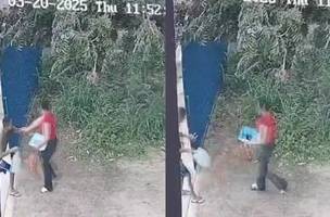 O suspeito se aproximou da firma rapidamente e fugiu após aplicar a injeção na barriga da professora (Foto: Reprodução)
