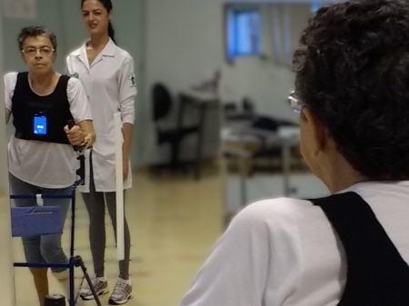 Os testes foram conduzidos em um centro de reabilitação e os pacientes foram consultados
