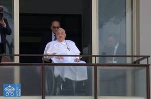 Papa Francisco agradece fiéis na janela do hospital após receber alta hospitalar (Foto: Reprodução)
