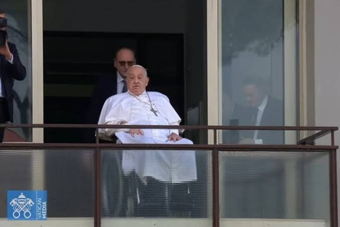 Papa Francisco agradece fiéis na janela do hospital após receber alta hospitalar