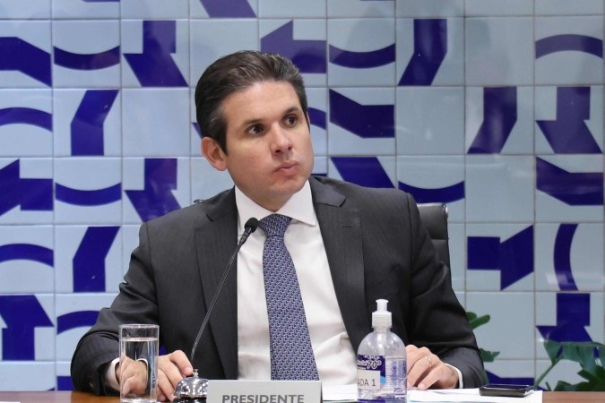 Partido de Bolsonaro aguarda retorno do presidente da Câmara da Ásia para dar início a novas negociações.