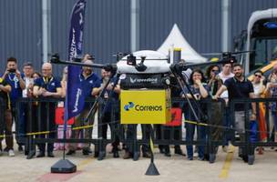 Prefeito Eduardo Pimentel dá boas-vindas ao futuro com entrega de correios por drone (Foto: Reprodução | Pedro Ribas | SECOM)