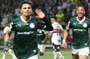 Raphael Veiga e Vitor Roque comemoram gol do Palmeiras contra o São Paulo na semi do Paulista (Foto: Bruno Ulivieri/Ofotograficoo/Gazeta Press)