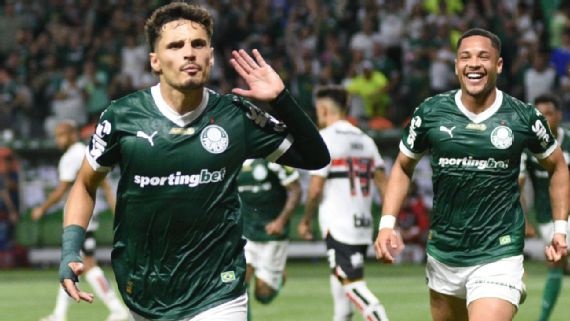 Raphael Veiga e Vitor Roque comemoram gol do Palmeiras contra o São Paulo na semi do Paulista