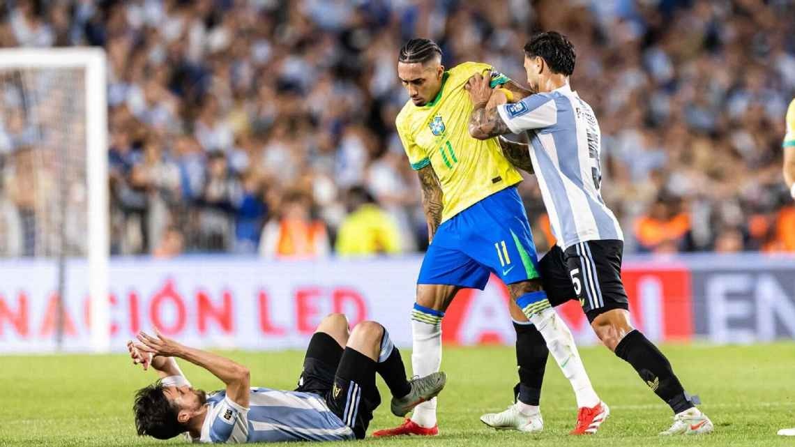 Raphinha durante Argentina x Brasil pelas eliminatórias