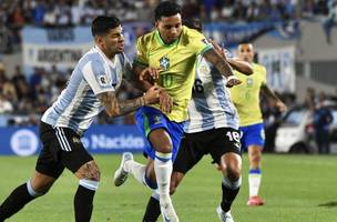 Romero e Rodrygo disputam a bola em Argentina 4 x 1 Brasil• Divulgação/AFA (Foto: • Divulgação/AFA)