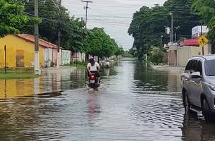 Ruas alagadas desde quinta-feira (6) em Parnaíba (Foto: Reprodução/Redes Sociais)