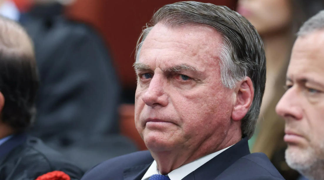 Se aprovado, novo texto legislativo poderá garantir a Bolsonaro proteção judicial após o mandato.