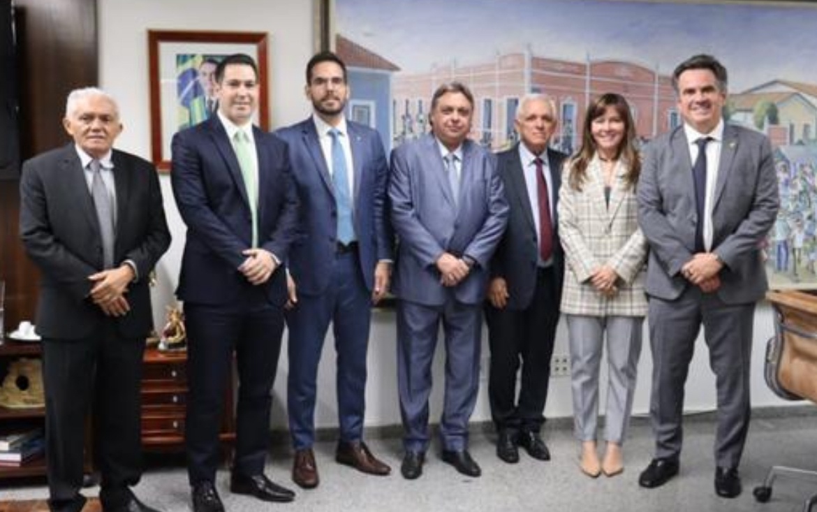 Themitocles, a mulher e filhos com Ciro, em Brasilia. Abrindo caminho para 2026?