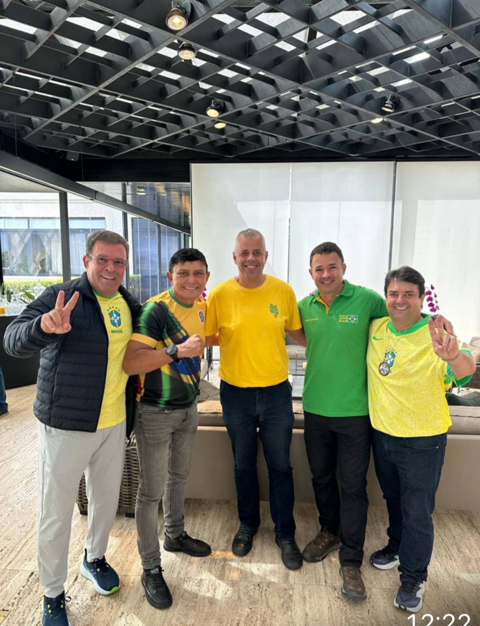 A experiencia politica de Thiago é correr atrás do ídolo, país afora.