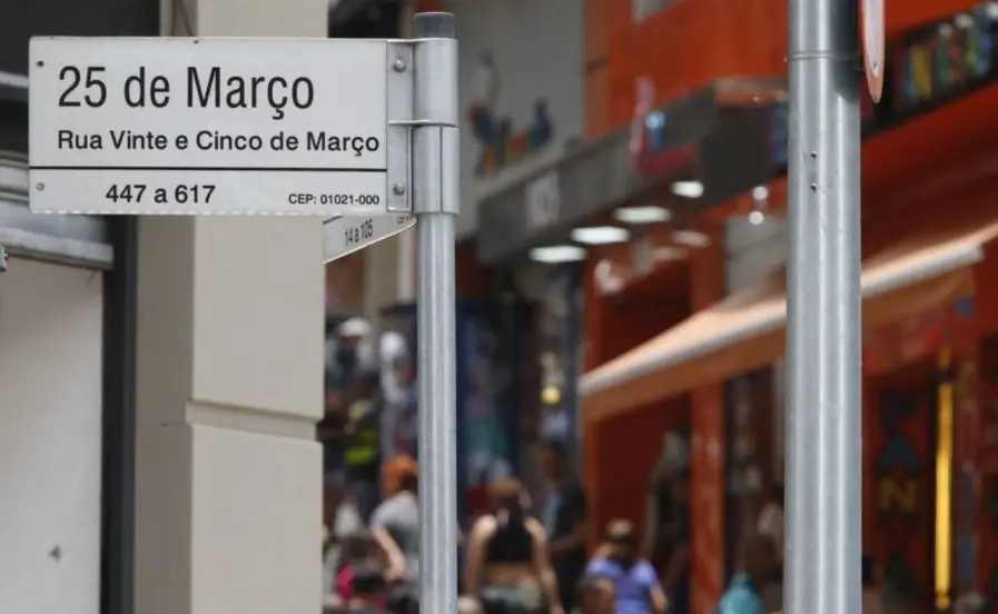 A Rua 25 de Março em São Paulo é um dos principais centros de comércio de produtos falsificados do Brasil.