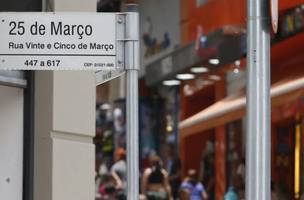 A Rua 25 de Março em São Paulo é um dos principais centros de comércio de produtos falsificados do Brasil. (Foto: Reprodução)