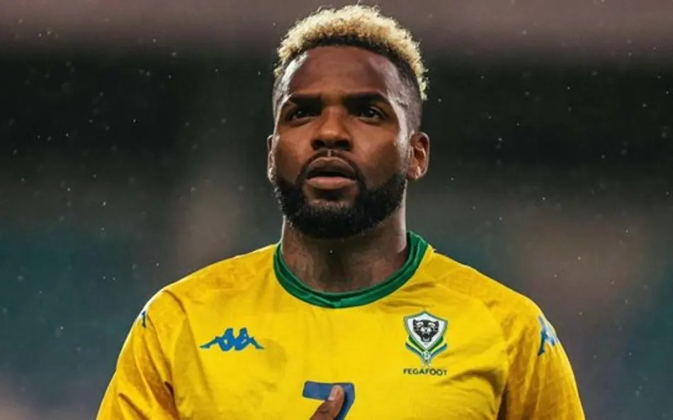 Aaron Boupendza pela seleção do Gabão.
