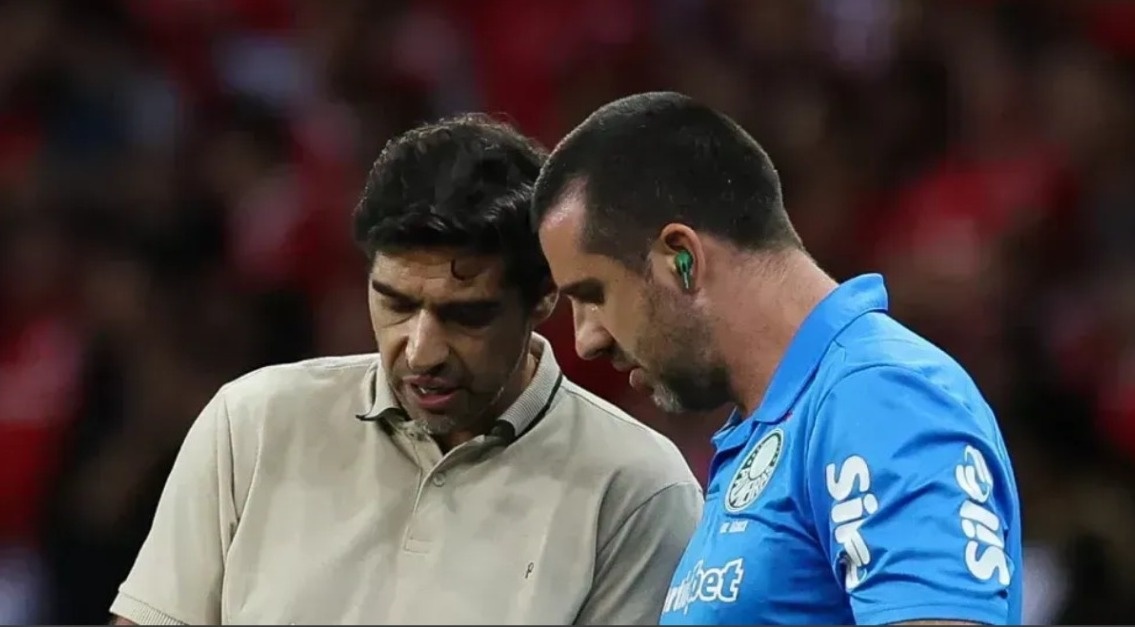 Abel e o auxiliar técnico João Martins, durante jogo entre Palmeiras e Internacional •