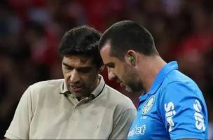 Abel e o auxiliar técnico João Martins, durante jogo entre Palmeiras e Internacional • (Foto: Cesar Greco/Palmeiras)