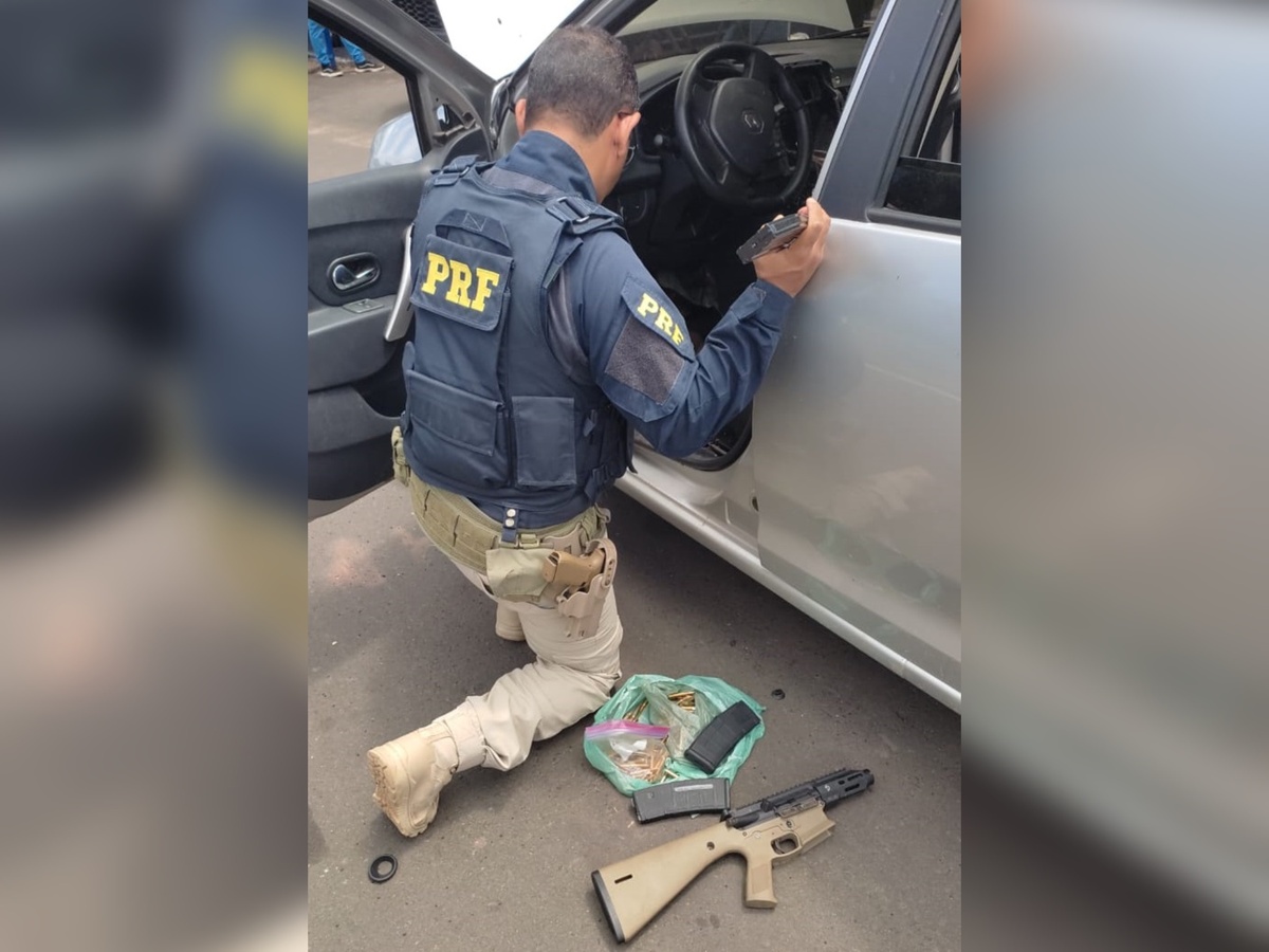 Abordagem no veículo apreendeu um fuzil e mais de 190 munições