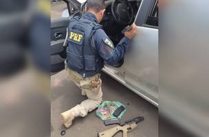 Abordagem no veículo apreendeu um fuzil e mais de 190 munições (Foto: Divulgação PRF)