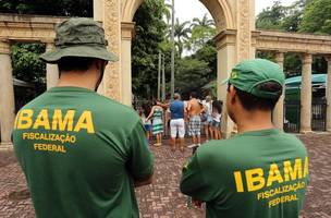 Agentes do Ibama fazem fiscalização no antigo zoo do Rio (Foto: Fabiano Rocha / Agência O Globo)