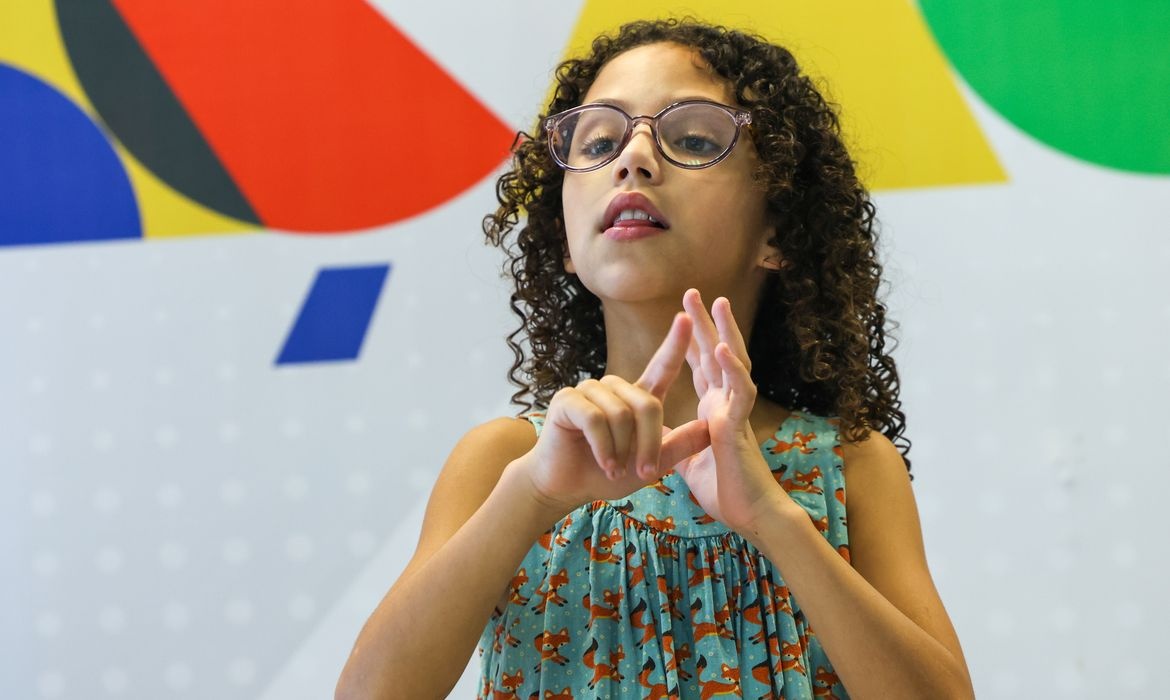 alfabetização de pessoas com deficiência auditiva