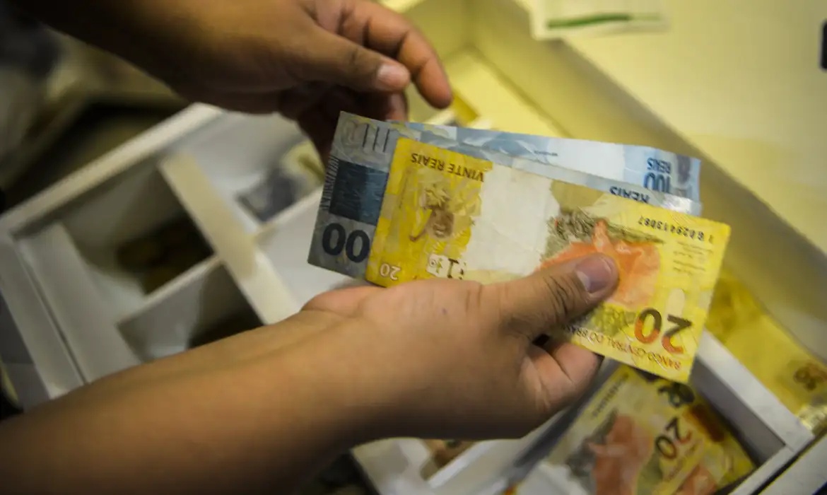 Aposentados e pensionistas podem consultar antecipação do 13º