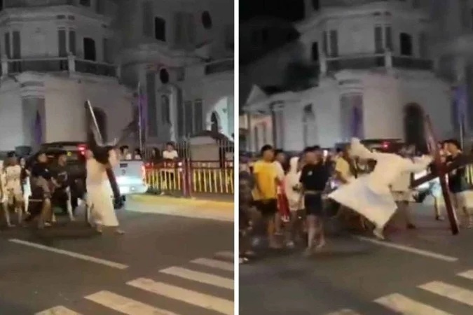 Ator que interpreta Jesus sai do personagem após conflito com público em encenação.