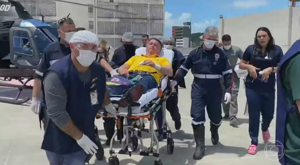 Bolsonaro havia sido hospitalizado ao sentir fortes dores abdominais.