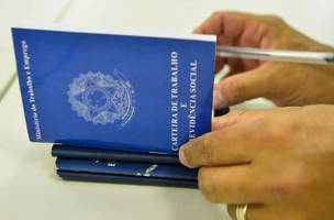 cai pela metade entre 2019 e 2024 (Foto: Desemprego entre jovens)