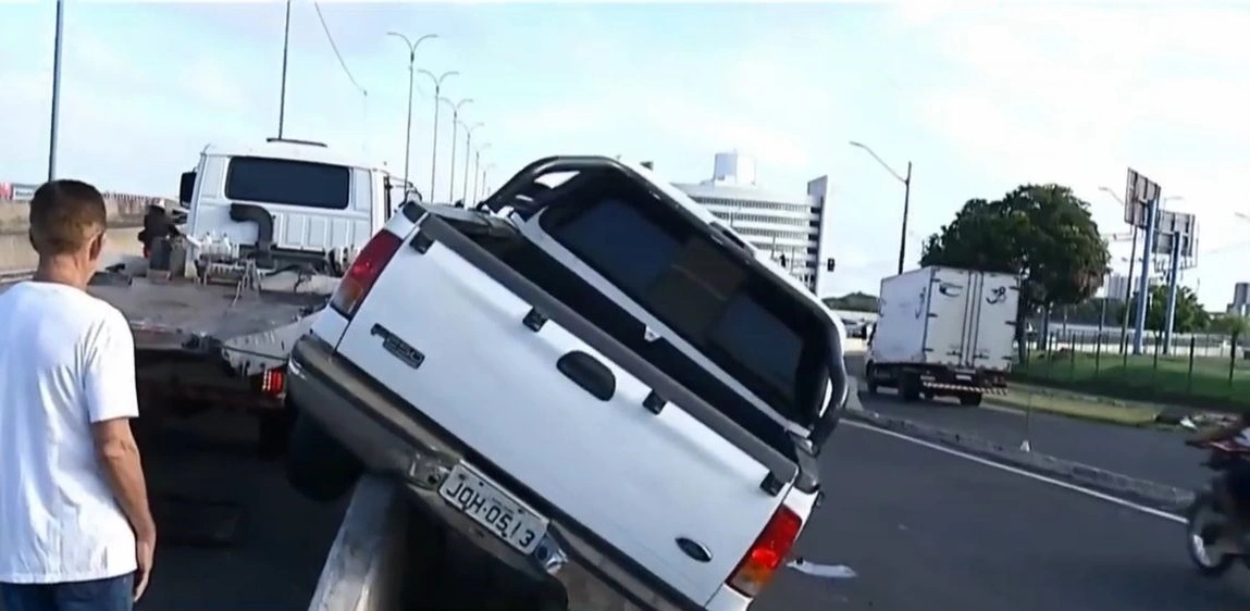 Caminhonete tombada no viaduto da avenida Miguel Rosa provoca engarrafamento.