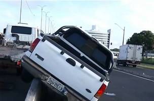 Caminhonete tombada no viaduto da avenida Miguel Rosa provoca engarrafamento. (Foto: Reprodução)