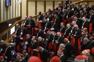 Cardeais se reúnem para o quinto encontro da congregação após a morte do Papa Francisco. (Foto: Reprodução | Mario Tomassetti | Imprensa do Vaticano | AFP)