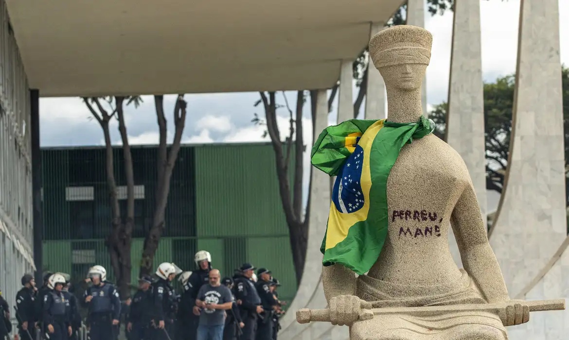 condena Débora, mulher que pichou estátua a 14 anos de prisão
