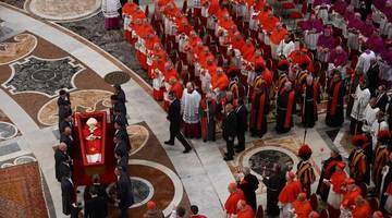 Corpo do Papa Francisco é velado na Basílica de São Pedro, no Vaticano (Foto: REUTERS)