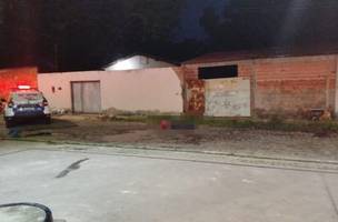 Criminosos matam frentista com tiros na cabeça e atingem mulher que estava dentro de casa em Teresina (Foto: Francisco Filho)