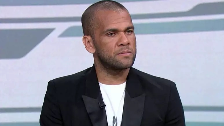 Daniel Alves foi absolvido de condenação por estupro na Espanha