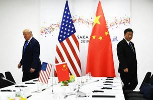 Donald Trump (à esquerda) e Xi Jinping (à direita) protagonizam guerra de tarifas (Foto: Brendan Smialowski/AFP)